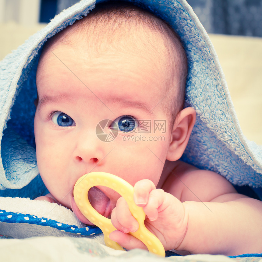有牙齿玩具的婴儿蓝色毯子塑料出牙期孩子游戏女孩婴儿期调子童年图片
