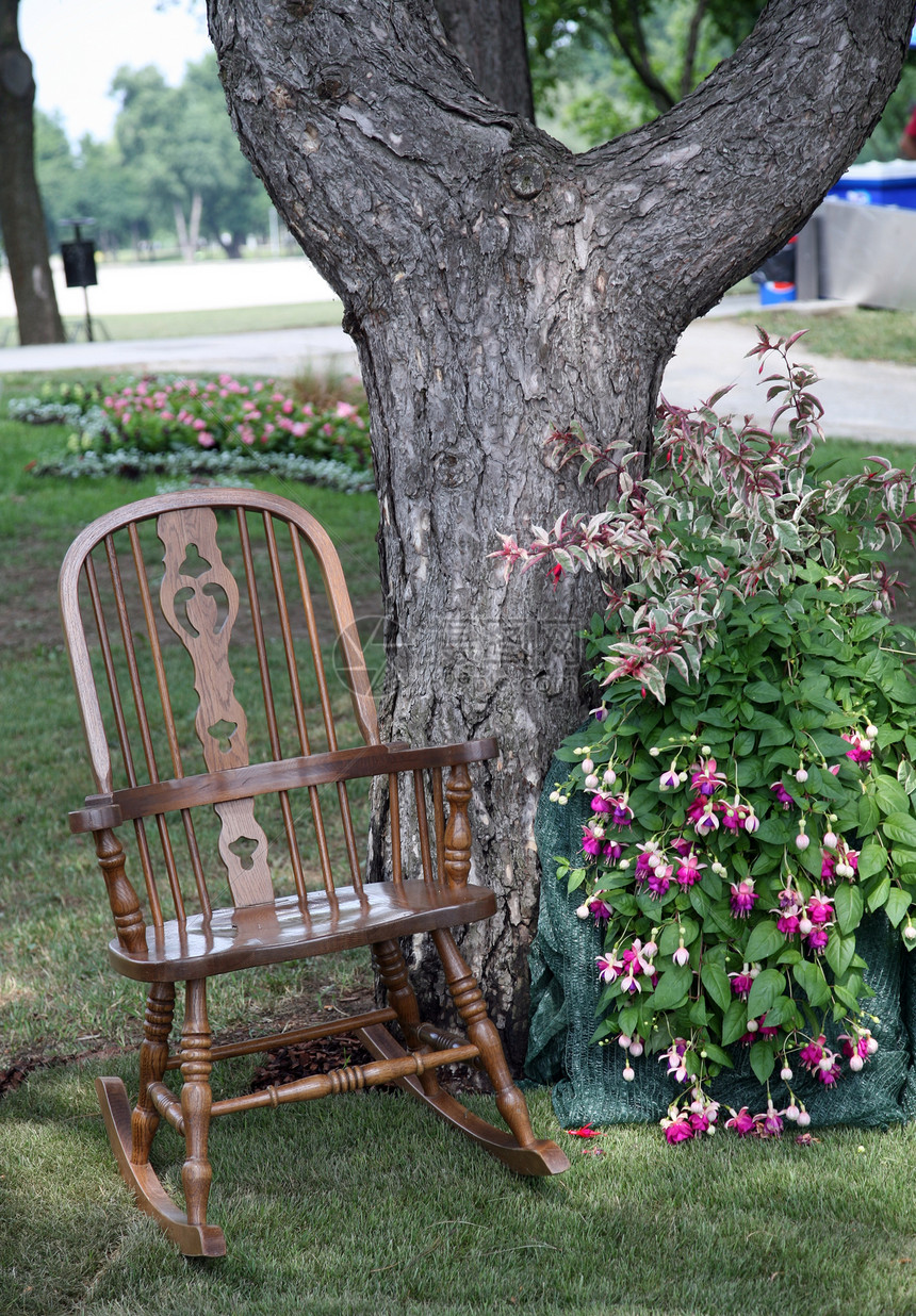 摇椅和花木头座位摆设花园古董甲板锭子花朵硬木老年图片