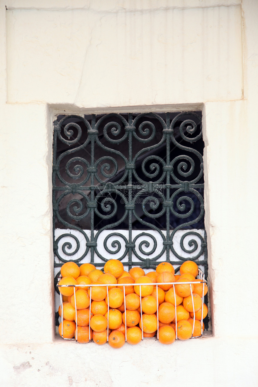 带有橙子的老突尼斯窗口图片