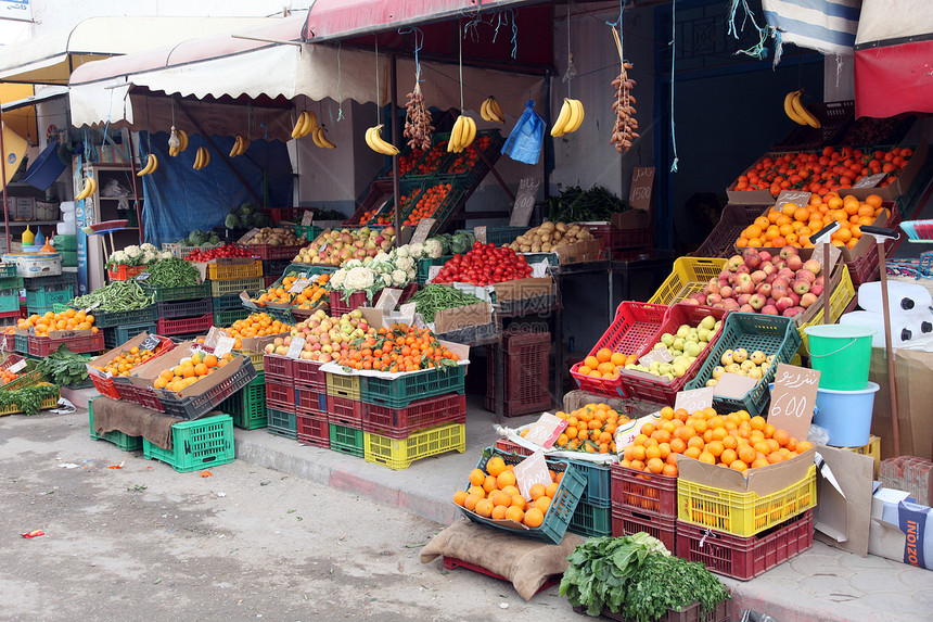 传统市场上新鲜水果和蔬菜 突尼斯ElJeem团体果汁金字塔销售橙子价格篮子推介会城市菜花图片