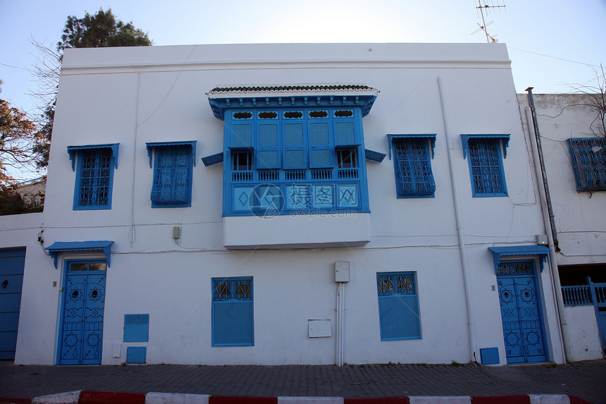 典型建筑 有白墙 蓝门和窗子白色风景房子植物活力建筑学楼梯图片