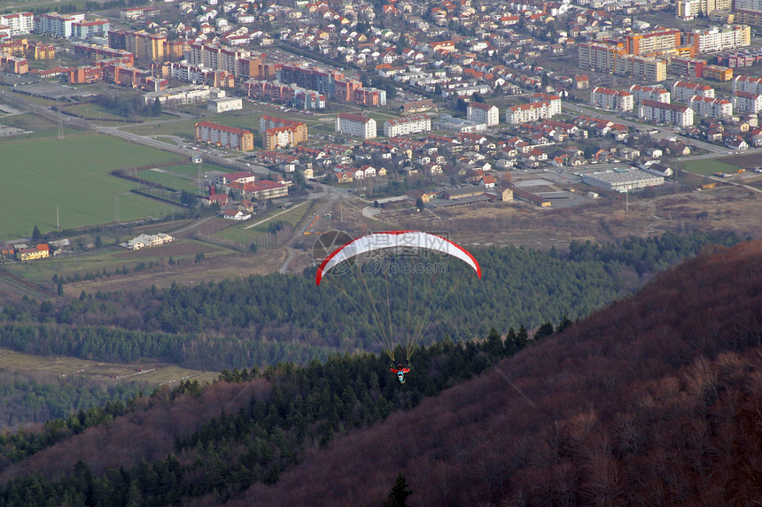 斯洛文尼亚Maribor市上空滑翔城市降落伞力学段落风险团队闲暇航班跳伞伞兵图片