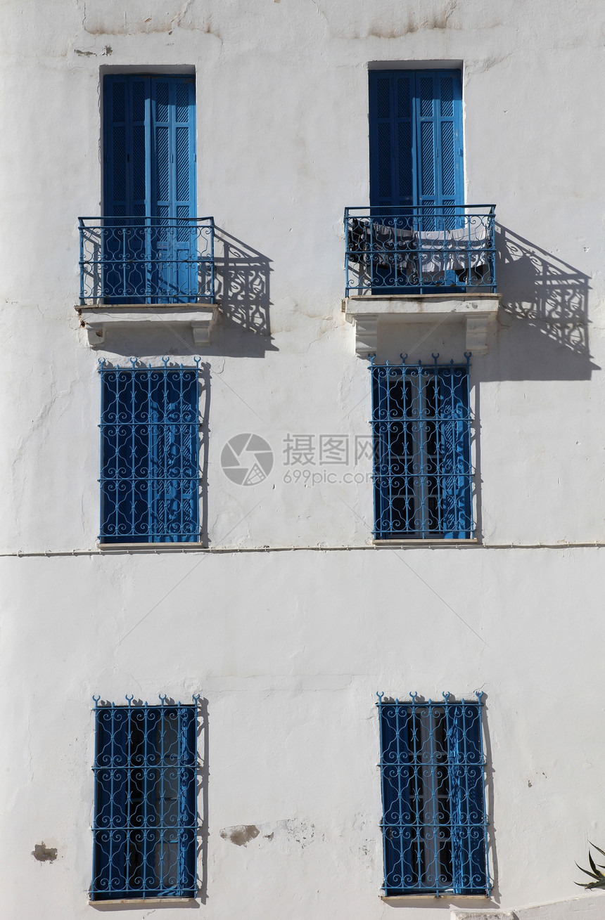 典型建筑 有白墙 蓝门和窗子蓝色建筑学房子植物楼梯风景窗户白色活力图片