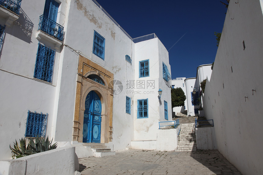 典型建筑 有白墙 蓝门和窗子楼梯蓝色房子建筑学窗户白色活力风景植物图片