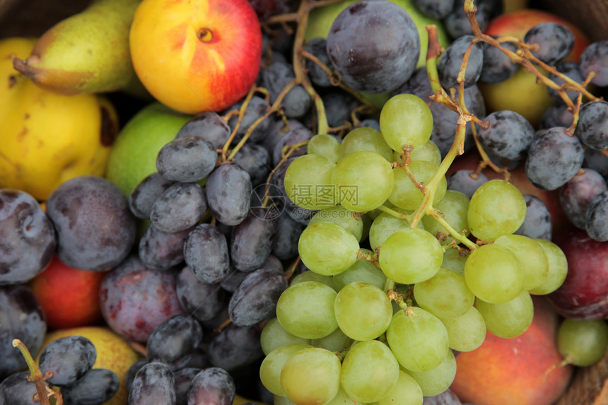 提取苹果和一堆葡萄果汁红色藤蔓树叶水果产品园艺绿色静物收成图片