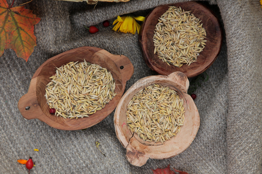 木碗中的小麦营养纤维粮食棕色饮食面包食物碎粒白色谷物图片