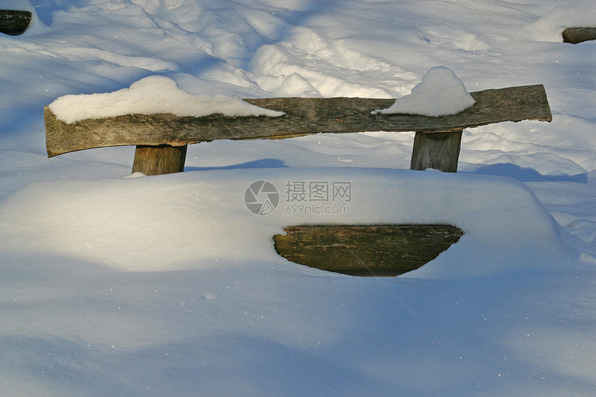 被雪覆盖的木制板凳天气孤独太阳季节椅子座位寂寞闲暇场景漂移图片