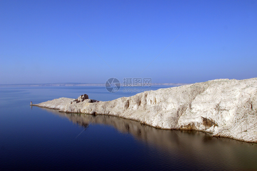 灯塔和废墟旅游城堡支撑天空地标石头海景高地反射潜水图片