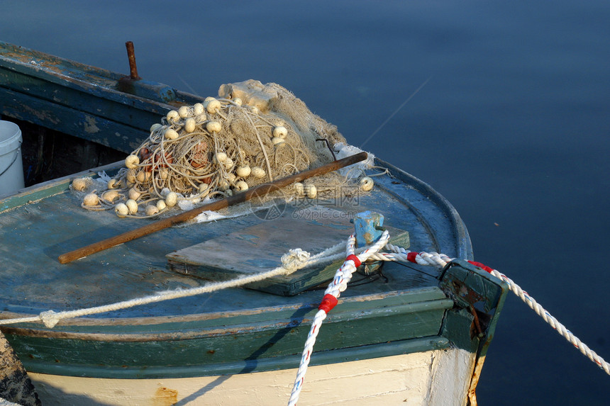 旧划船太阳支撑海洋木头钓鱼阳光孤独漂浮血管池塘图片