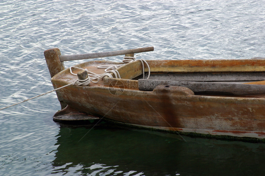 旧划船阳光漂浮支撑太阳木头池塘钓鱼孤独海洋血管图片