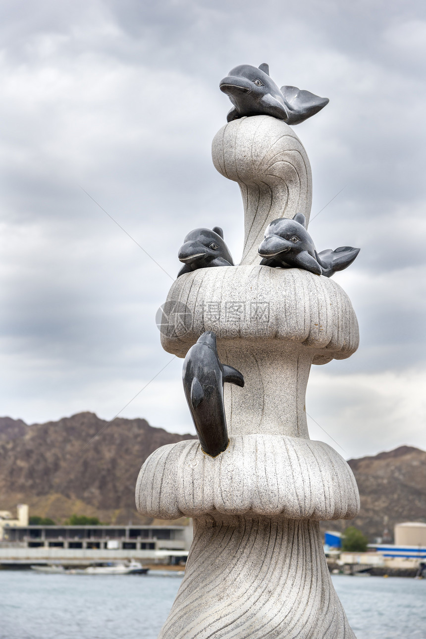 海豚神像马斯喀特雕像场景地标蓝色石头天空城市旅行公园建筑学图片