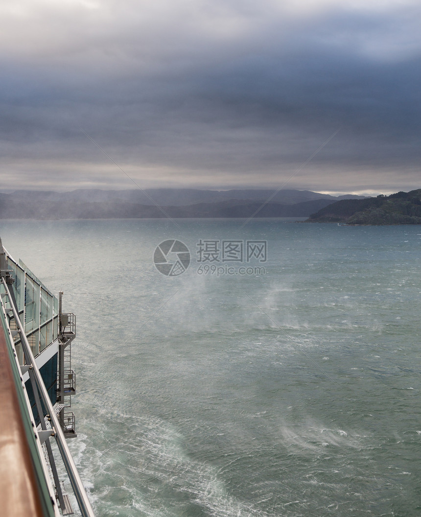 风鞭从惠灵顿港海上喷出喷雾图片