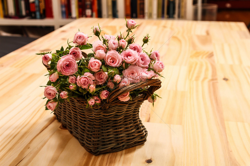 篮子里的玫瑰花束花瓣桌子展示玫瑰丛香气礼物植物群花瓶香味图片