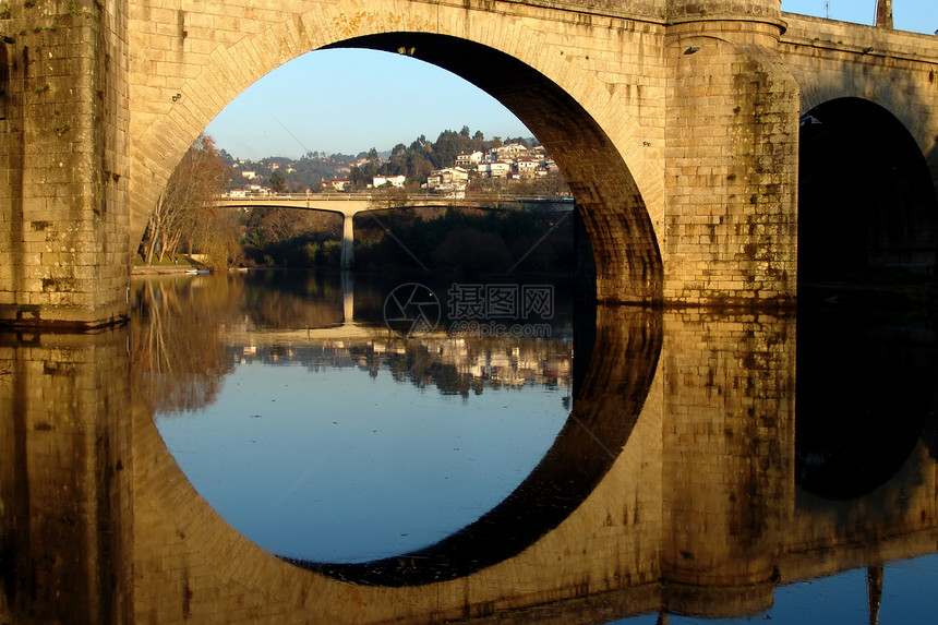 桥历史圆形穿越地标圆圈天空反射建筑学蓝色石头图片