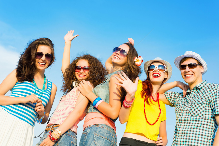 身戴太阳眼镜和帽子的青年群体活力男人团体朋友们派对闲暇喜悦音乐女孩精力图片