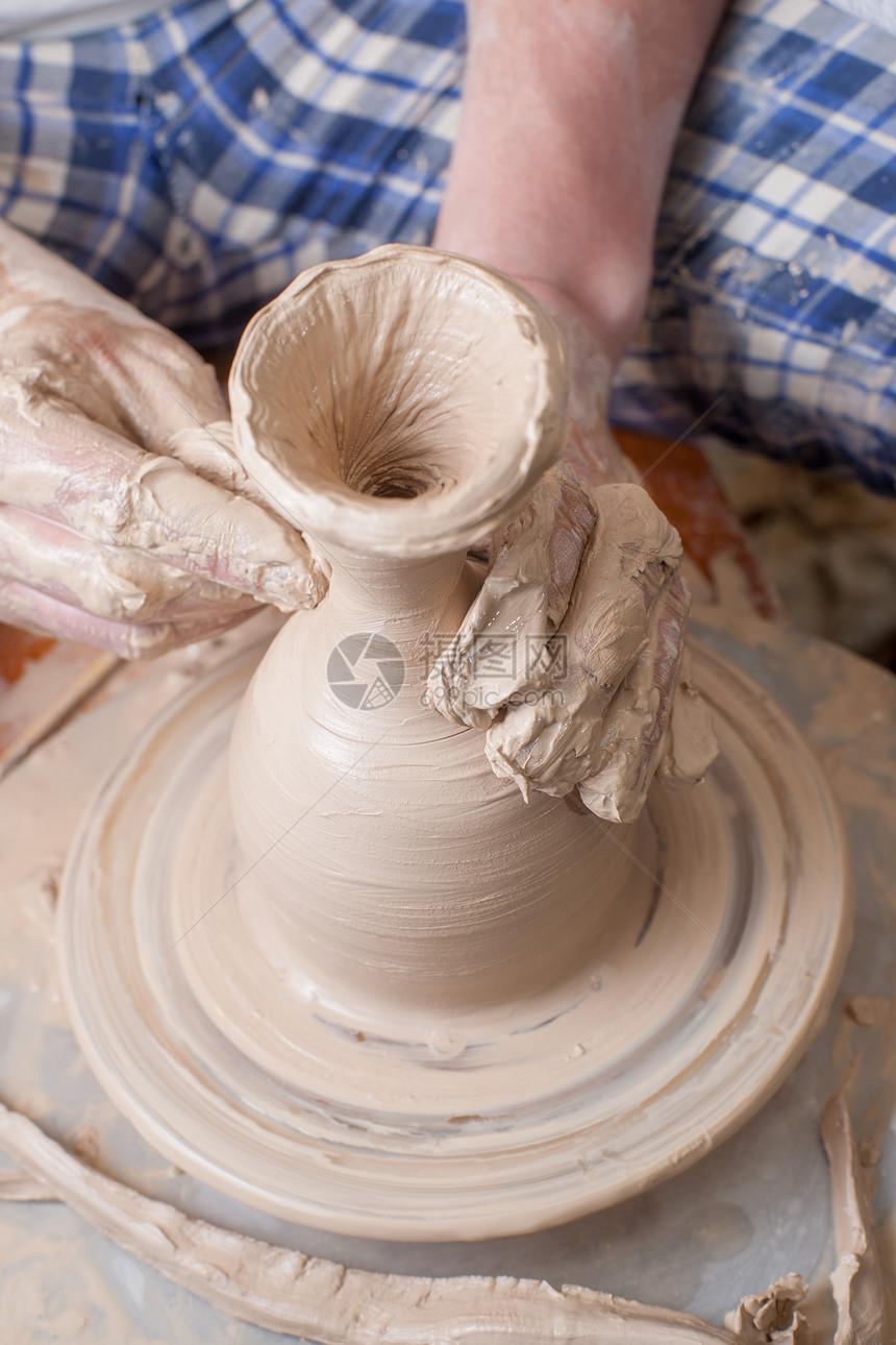 陶匠的手拇指专注女士工艺制品车轮模具手工杯子制造业图片
