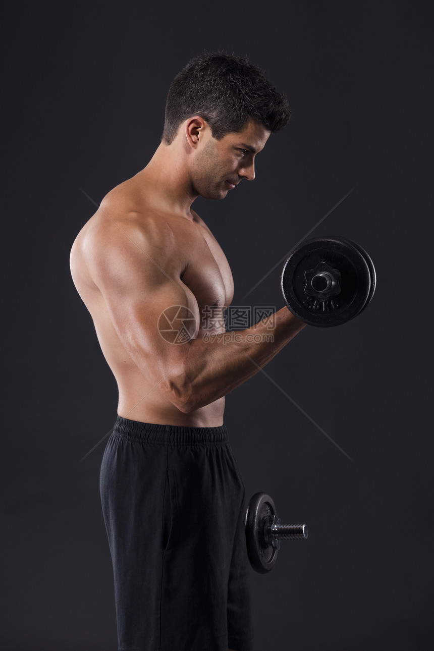 肌肉人举重重量健身房锻炼专注男性拉丁成人躯干运动运动员黑色图片