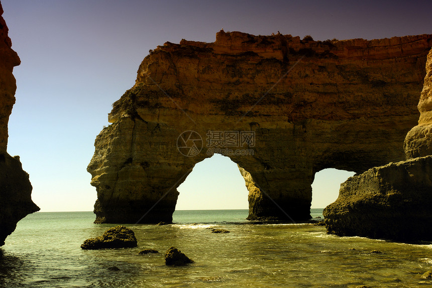 岩石孤独晴天镜子场景悬崖蓝色支撑海浪波纹海岸图片
