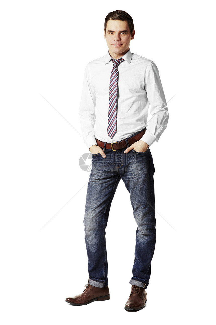 年轻人的肖像阶层口袋影棚领带双手衬衫快乐棕色牛仔裤蓝色图片