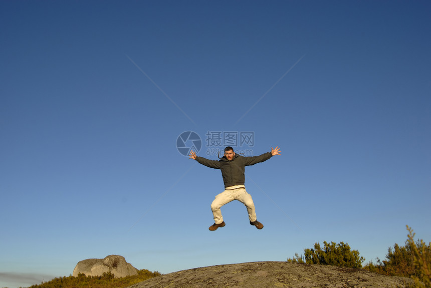 跳跃成人天空假期岩石喜悦蓝色男性行动乐趣幸福图片