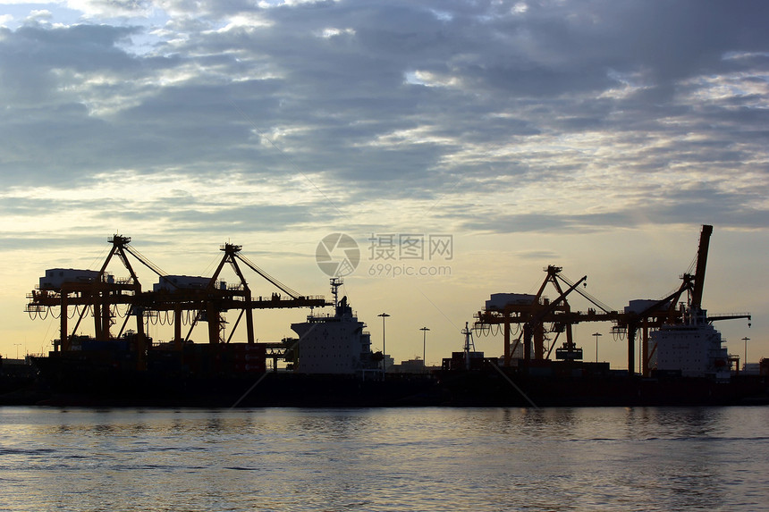 装集装箱货物和起重桥的港口仓库进口衬垫贸易海岸线运输码头货运商业加载起重机图片