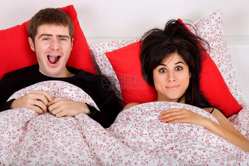 夫妇数男人枕头时间唤醒丈夫女孩女朋友女性成人苏醒图片