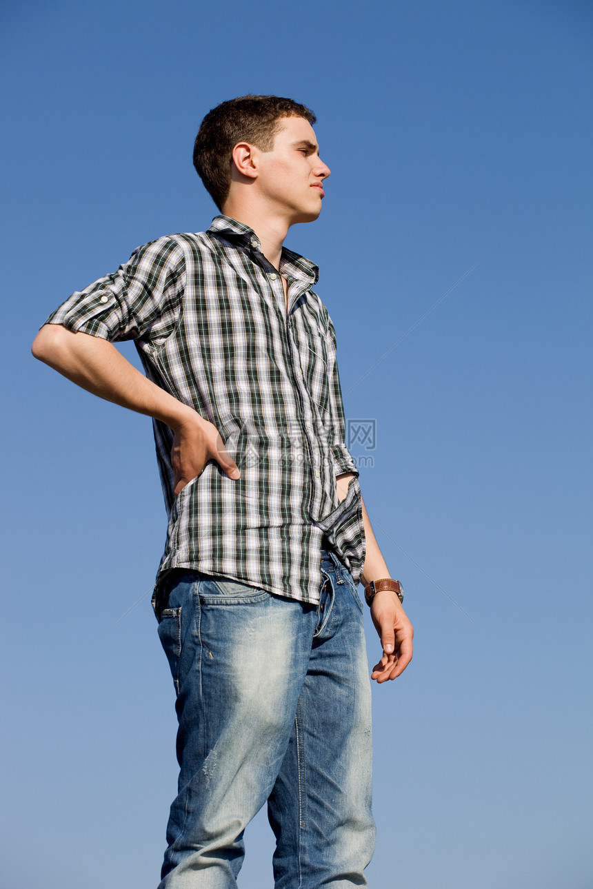 外观衬衫冒充编队享受肌肉牛仔裤男人自由天空蓝色图片