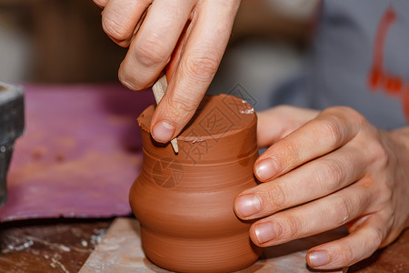 手制的波特制品艺术家拇指工艺设计师手工雕塑陶瓷技术车轮背景图片