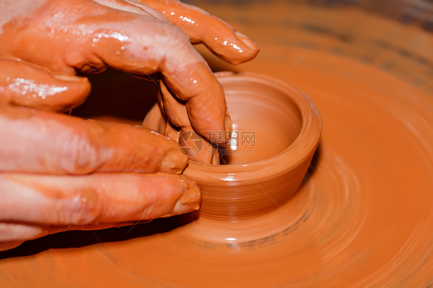 手制的波特工匠手工车轮陶瓷黏土拇指手指制品艺术艺术品图片