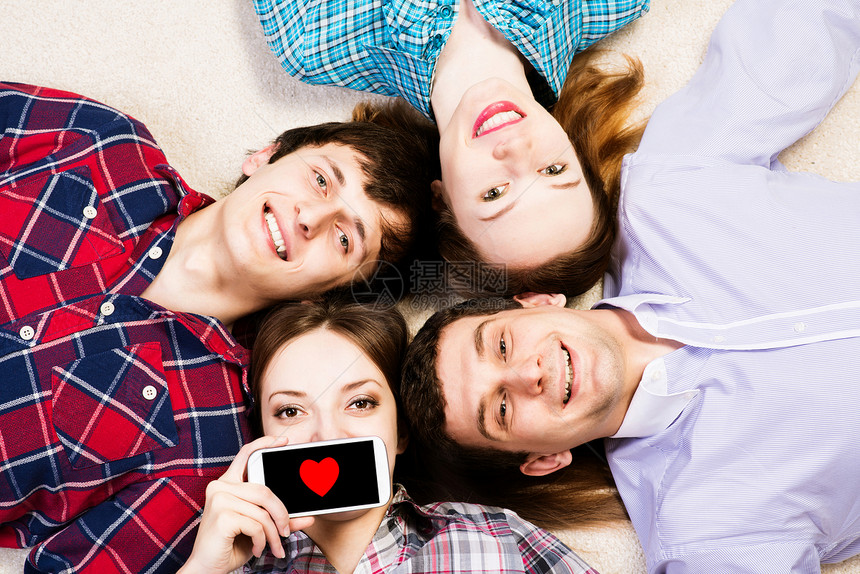 四个男青年在一起躺着微笑情感夫妻说谎男人男性女孩电话友谊圆圈图片