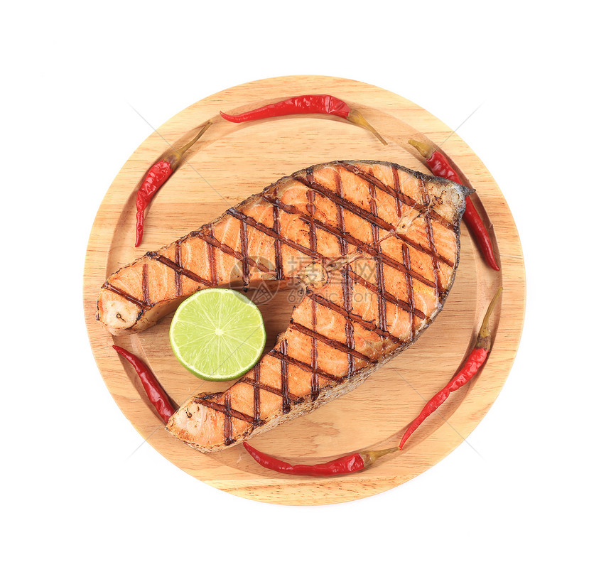 木制盘子上的牛排食谱油炸鱼片拼盘食物粉色橙子白色胡椒正方形图片