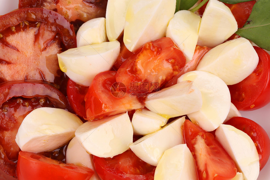 紧贴的卡布雷斯沙拉火箭沙拉盘子草药美食西红柿图片