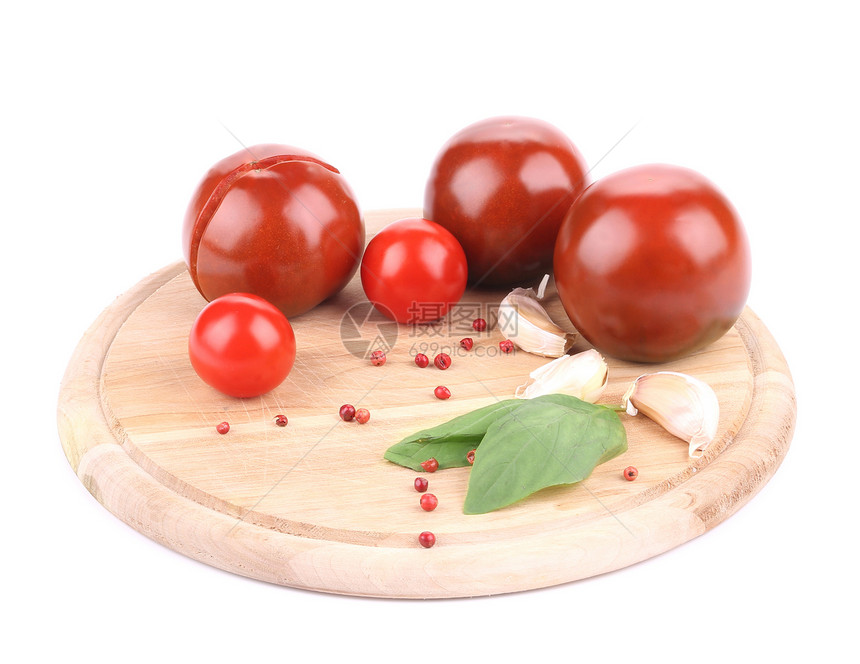 番茄和莫扎雷拉球草药沙拉红色木头拼盘美食胡椒木板图片