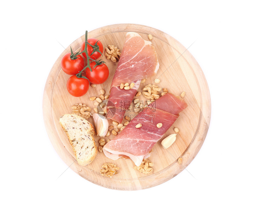 木制盘子上的丙烯酸盐的成分红色木头猪肉沙拉核桃坚果食物松子面包块拼盘图片