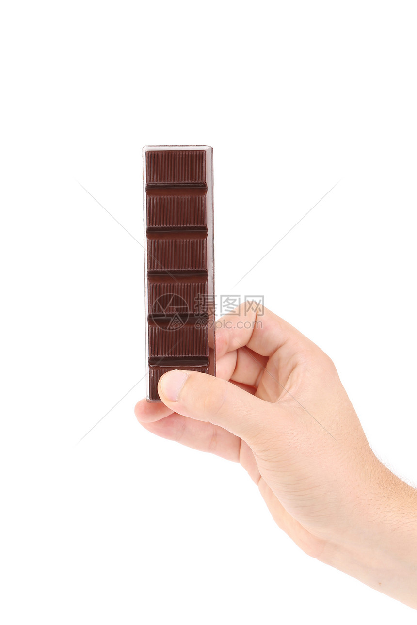 手握着一块巧克力棒图片