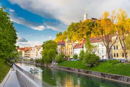 欧洲斯洛文尼亚卢布尔雅那的中世纪房屋蓝色城堡餐厅旅行建筑学生活阳台路面全景历史背景图片
