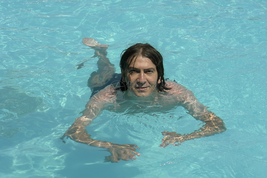 游泳游泳者幸福男性青年男生卫生水池酒店蓝色活动图片