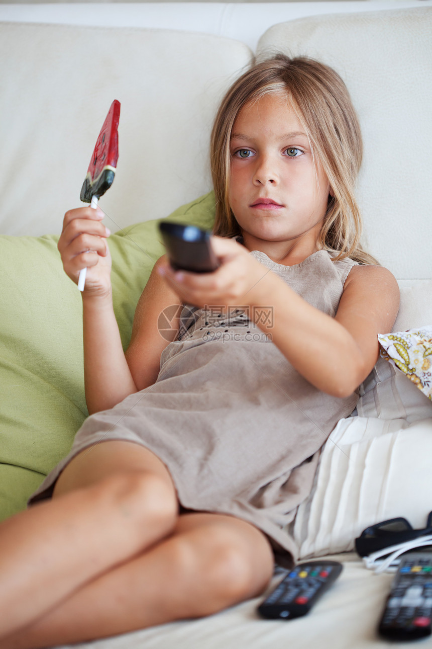 儿童看电视享受时间控制食物乐趣枕头孩子们童年房间长椅图片