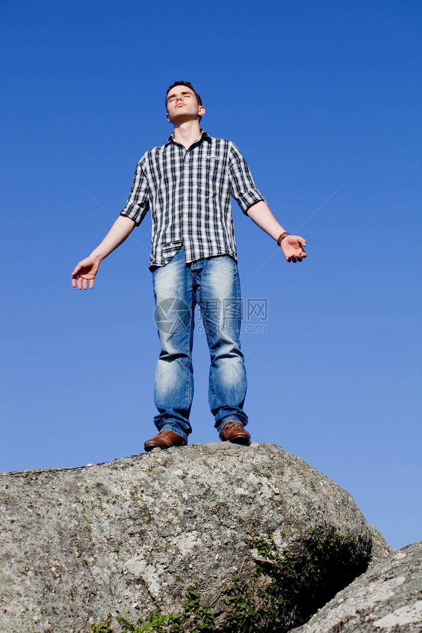 随便的人青年牛仔裤孩子肌肉天空身体蓝色岩石青少年衬衫图片