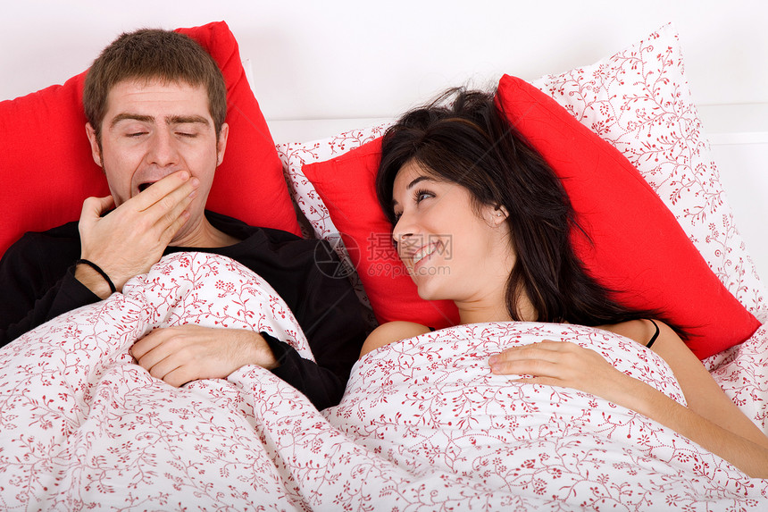 夫妇数男生枕头婚姻就寝微笑青年女孩卧室女朋友幸福图片