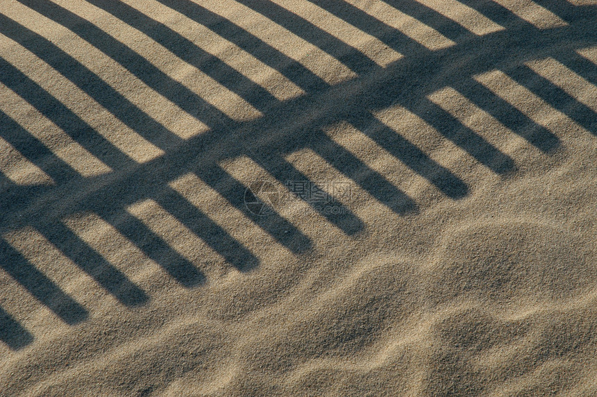栅栏假期和平破烂海洋晴天沙丘风化热带金属阴影图片