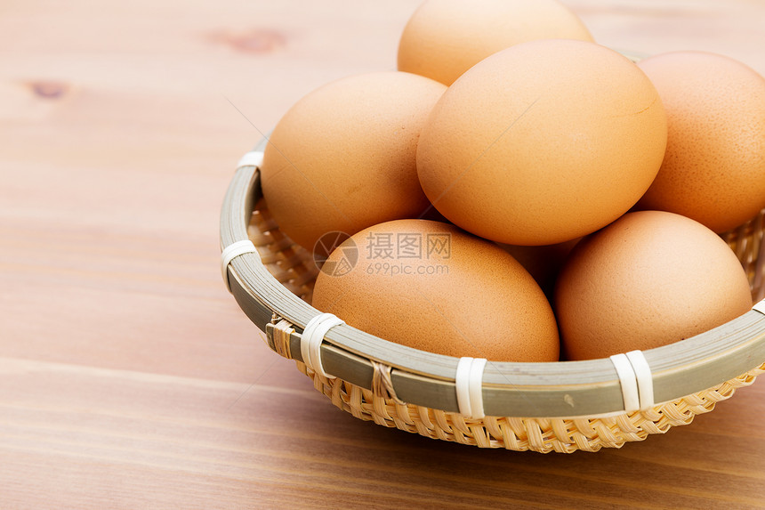 篮子中的棕蛋食物早餐白色美食柳条木头农场饮食蛋壳脆弱性图片