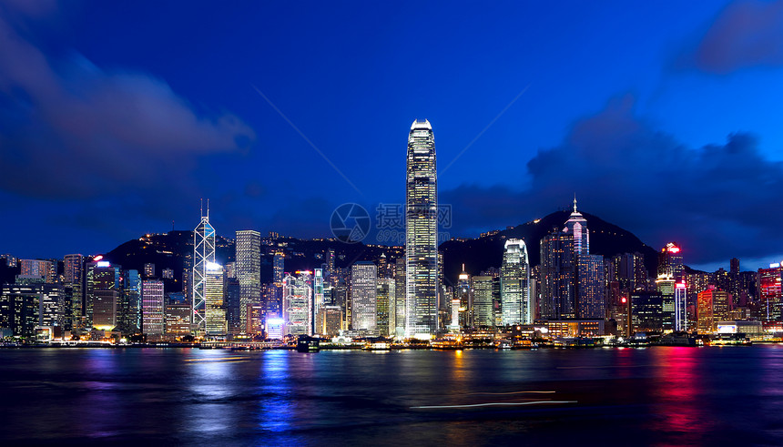 夜里香港市风景商业公司办公室场景经济摩天大楼港口建筑学金融市中心图片