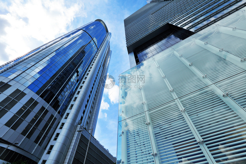 低角度的天花板商业建筑学公司景观摩天大楼办公室玻璃城市窗户天际图片