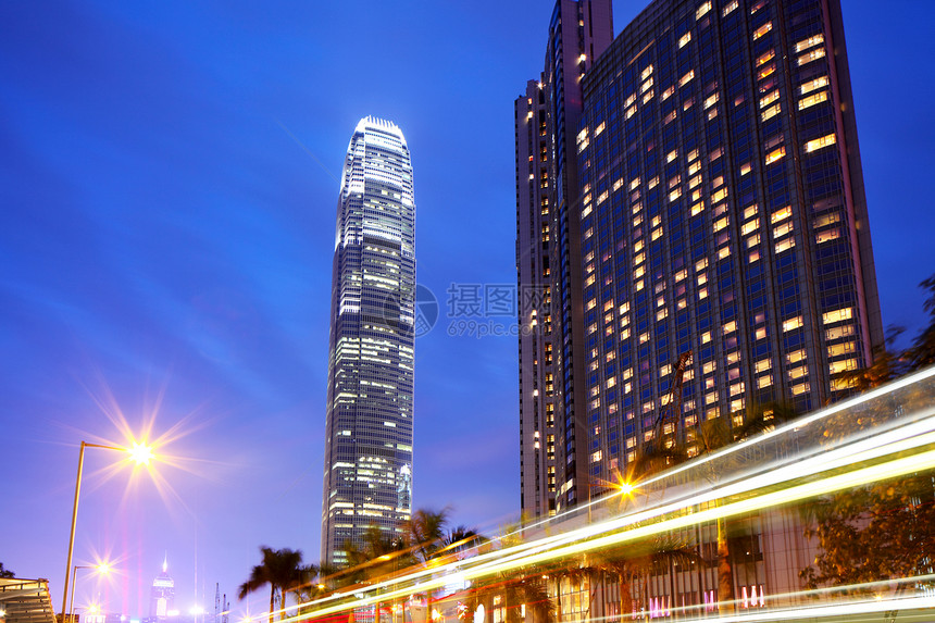 夜间在香港的交通城市天际建筑学摩天大楼街道景观商业运输金融建筑图片