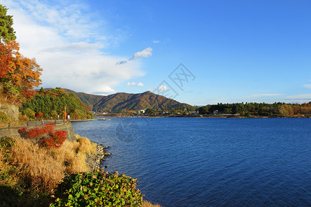 蓝天川口湖木制的高清图片素材