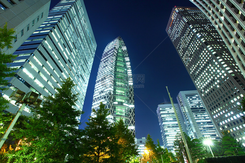 晚上东京天际摩天大楼商业天空城市窗户景观地标踪迹植物市中心图片