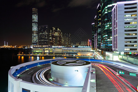 晚上在香港九龙那边金融办公室城市渡船摩天大楼港口建筑公园商业景观背景图片