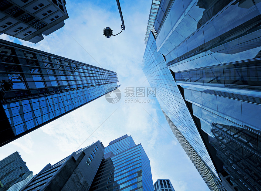 从低角度建造办公大楼市中心天际建筑职场天空玻璃公司蓝色办公室景观图片