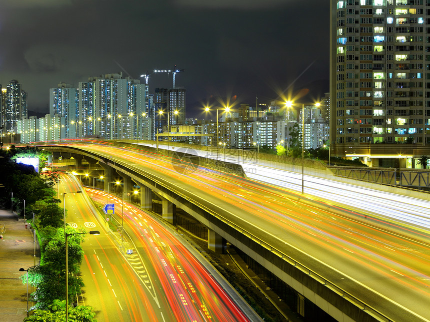 晚上在城市高速公路上交通城市运动商业踪迹景观速度摩天大楼建筑公寓图片